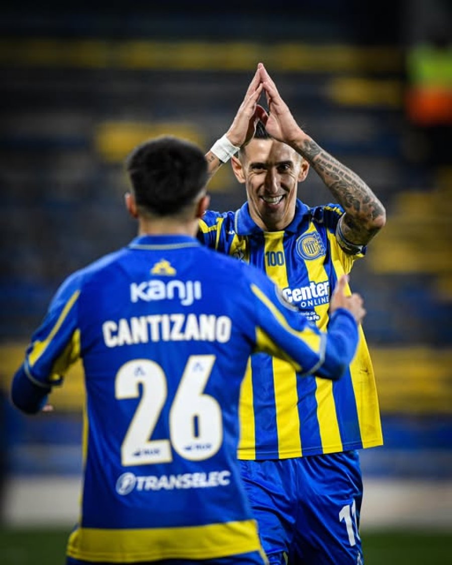 RECONOCIMIENTO. Di Mar&iacute;a va al encuentro del pibe Cantizano, que le sirvi&oacute; el gol.