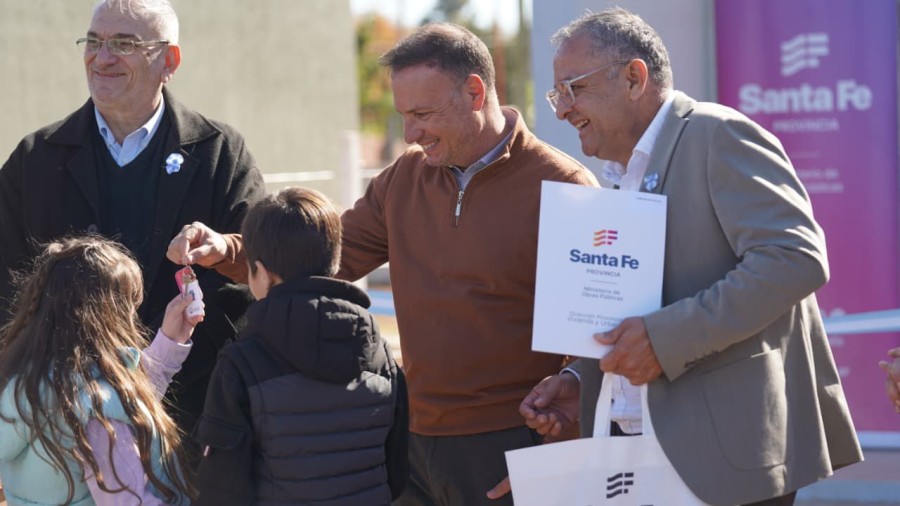 El senador provincial, Alcides Calvo, el ministro de Obras P&uacute;blicas, Lisandro Enrico y el presidente comunal de Ataliva, Jos&eacute; &Aacute;lvarez. (FOTO SCS)