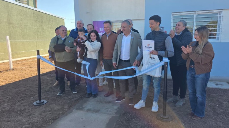 El ministro de Obras P&uacute;blicas de Santa Fe, Lisandro Enrico, el presidente comunal de Ataliva, Jos&eacute; &Aacute;lvarez y el senador Alcides Calvo al cortar cintas durante la inauguraci&oacute;n y entrega de viviendas.