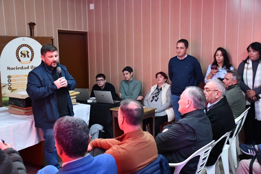 El intendente de Sunchales, Pablo Pinotti, durante el acto de apertura de sobres en la Sociedad Rural de Sunchales.