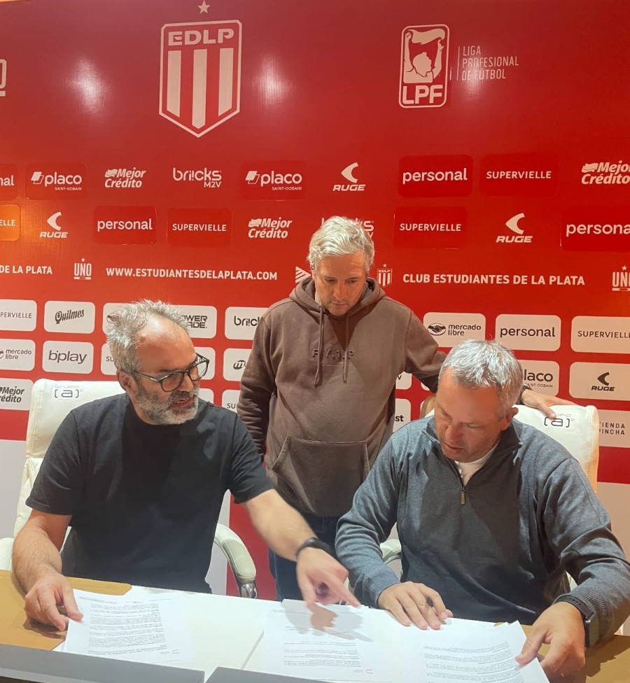 Patricio Llorente, Gast&oacute;n Crivello y Mat&iacute;as Frana al firmar el convenio con la Fundaci&oacute;n Pro Universidad del Deporte de Estudiantes de La Plata. (FOTO COASMUDE)