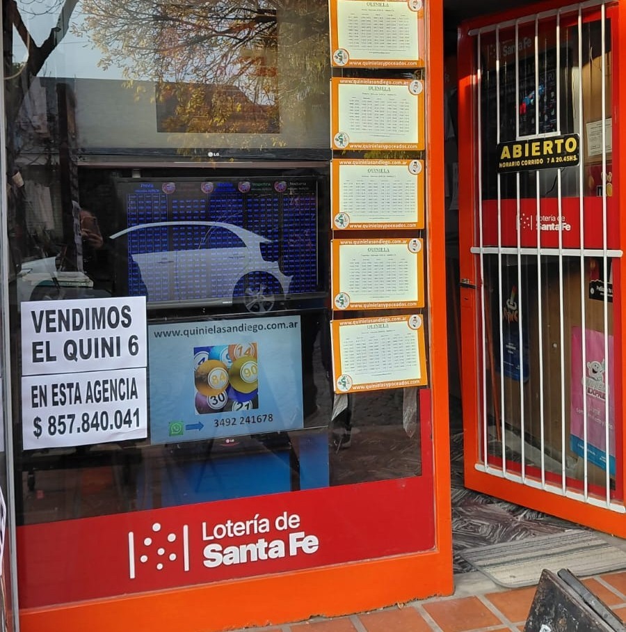La agencia San Diego de calle Belgrano 670, con un cartelito en la vidriera donde informa que vendi&oacute; el millonario boleto ganador del Quini 6.