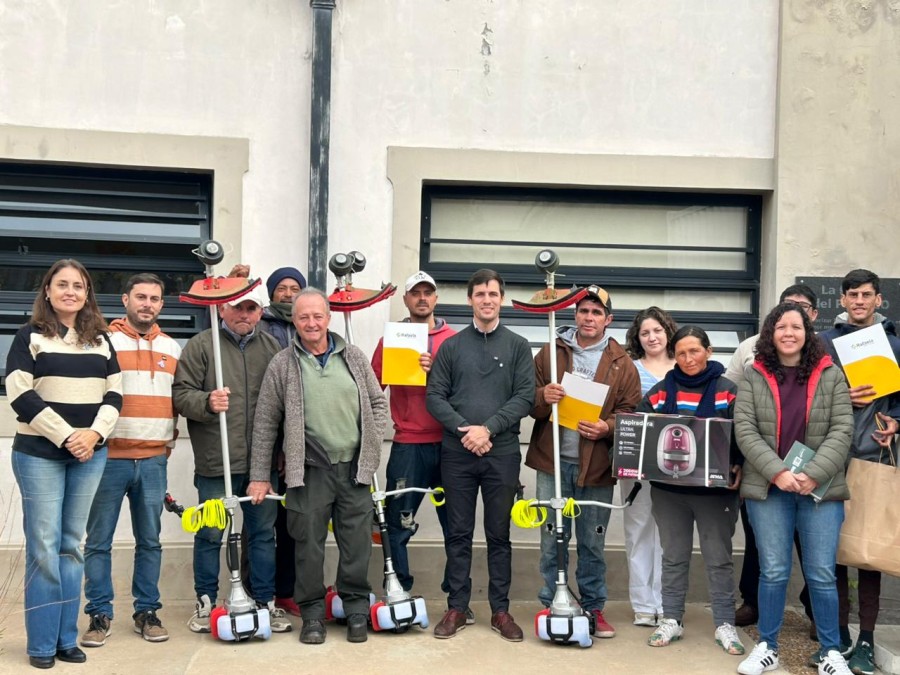 Entrega de kits de trabajo destinados a los ex lavacoches.