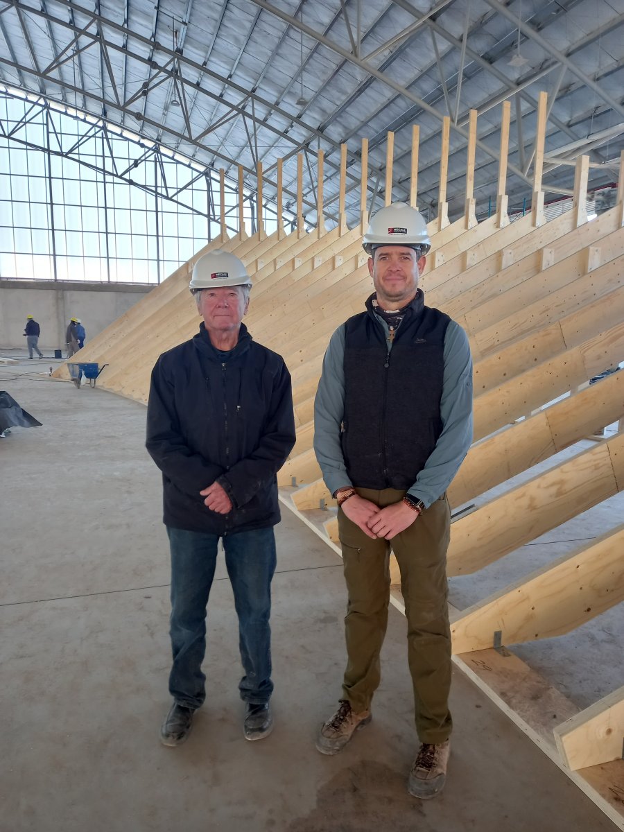 EN SU HABITAT. Junek y Romay pasan gran parte de su vida construyendo vel&oacute;dromos, como es ahora en Rafaela.