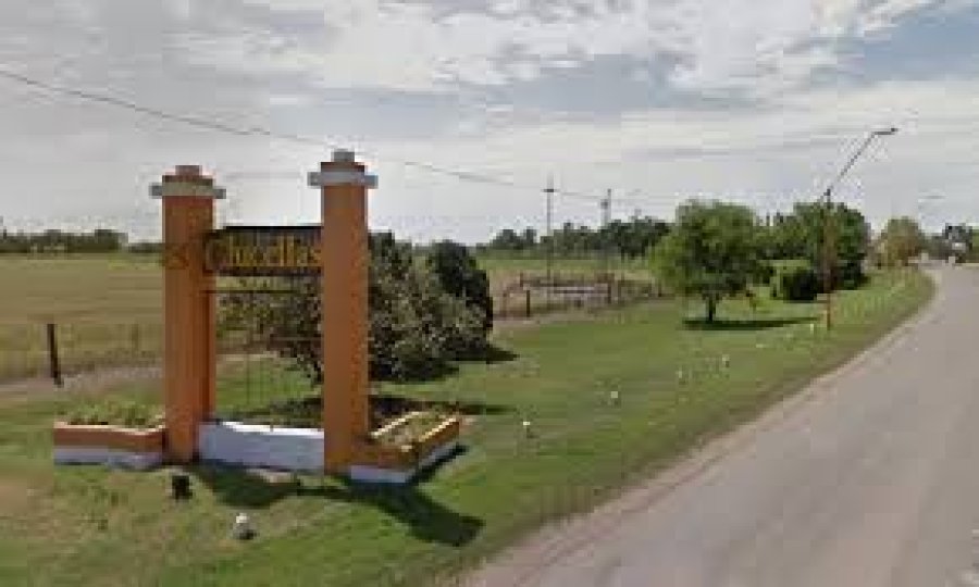 Acceso a la localidad.