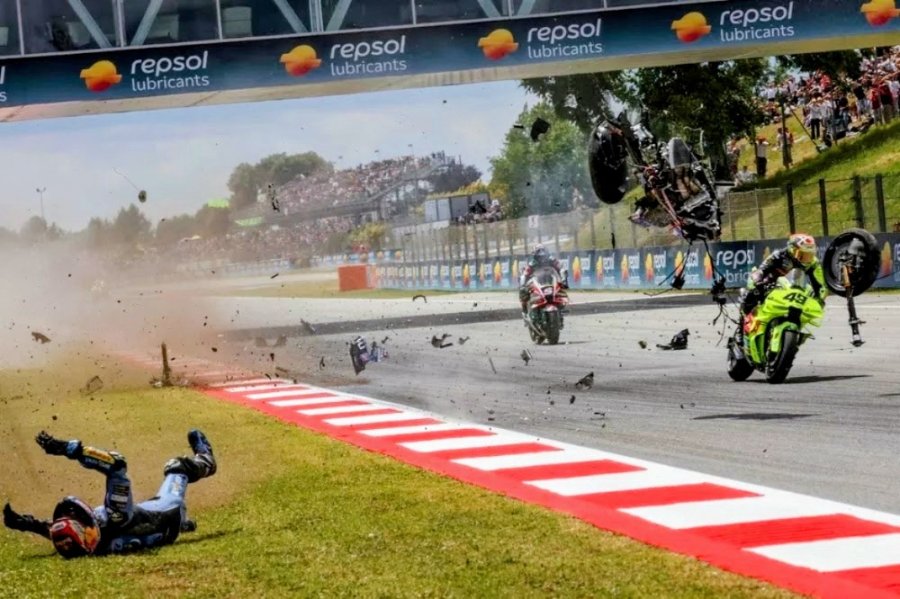 Alex M&aacute;rquez sufri&oacute; un grave accidente en el Gran Premio de Catalunya.