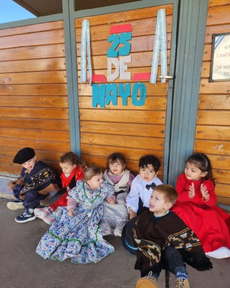 Los peque&ntilde;os ataviados a la usanza de la &eacute;poca colonial en su visita a la Comuna.