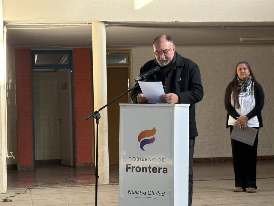 Oscar Martínez durante su mensaje.