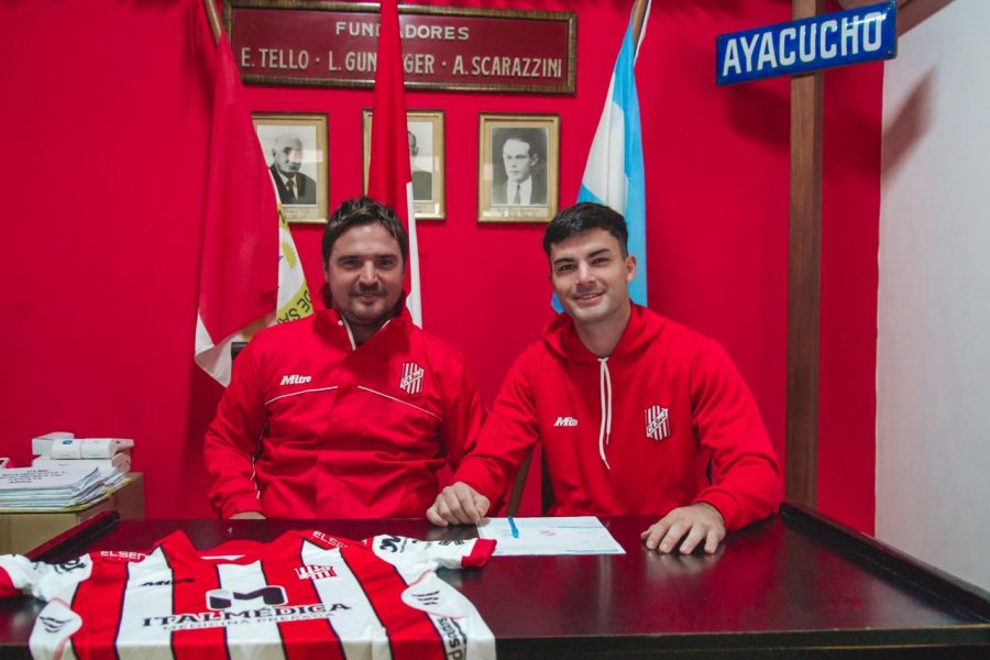 FIRMA. El Director Deportivo Maximiliano Zbrun y el defensor Martino Uriona.