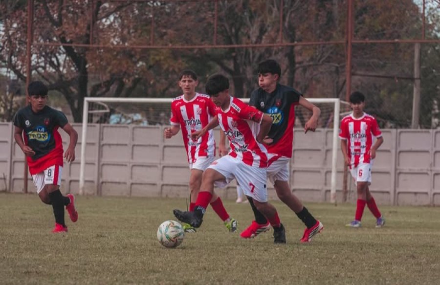 SUMANDO ROCE. Las juveniles julienses juegan su primera temporada en AFA.