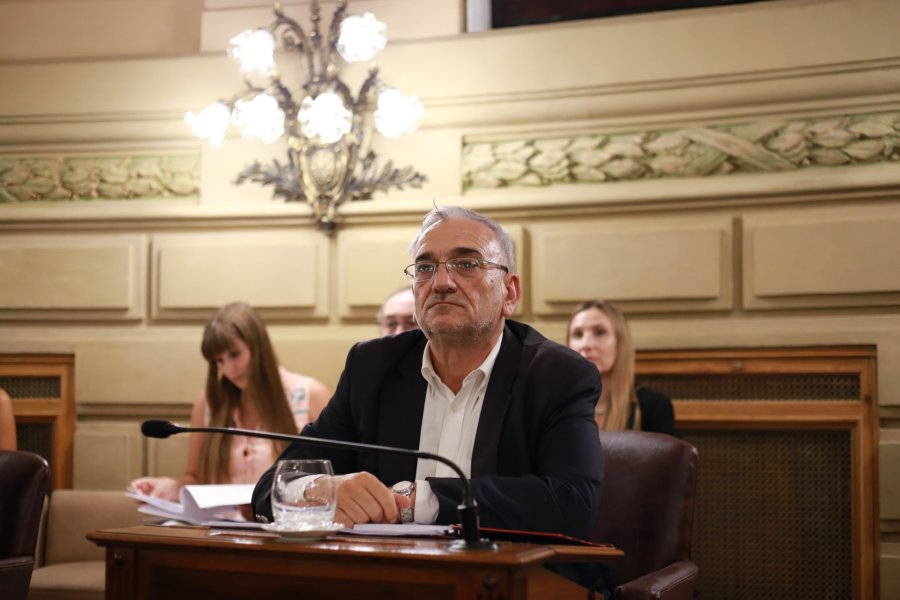El representante del Departamento en su banca.