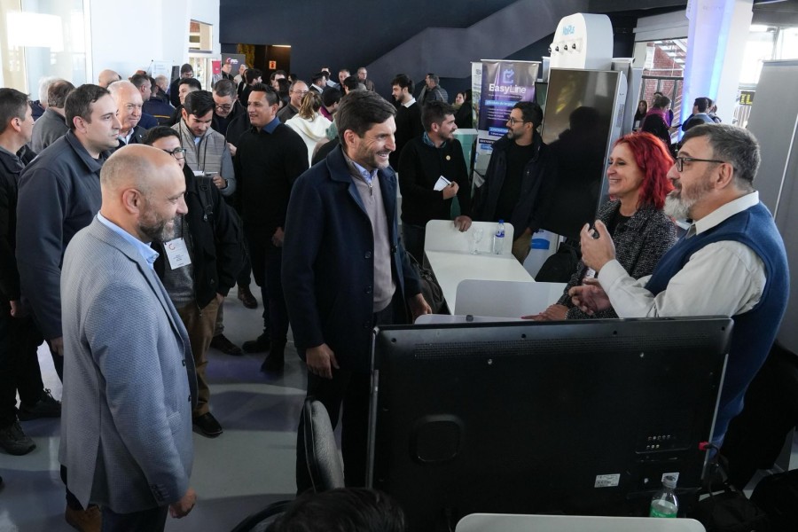 El ministro Gustavo Puccini y el gobernador Maximiliano Pullaro saludan a representantes de una de las empresas participantes en Vincular Inteligente 2026.