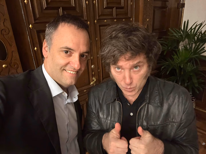 El cuestionado jefe de Gabinete, Manuel Adorni, y el presidente Javier Milei.