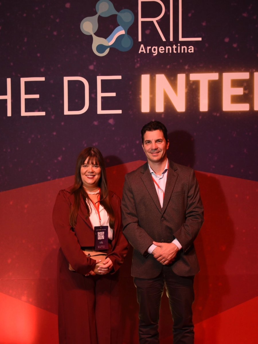 Antonela Cosqueta y Mauro Gilabert, jefe comunal, en el reciente acto.