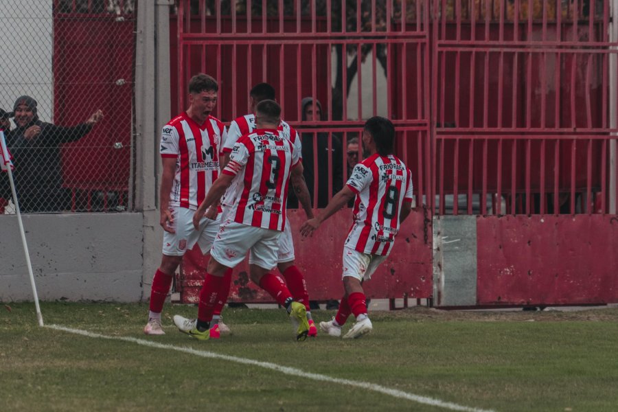 MAS CERCA DEL GOL. Solari viene convirtiendo.