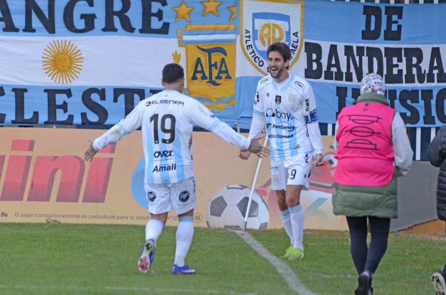 EN EL MOMENTO JUSTO. Lucas Albertengo, festejando con Pardo, meti&oacute; un gran cabezazo para el 1 a 0.