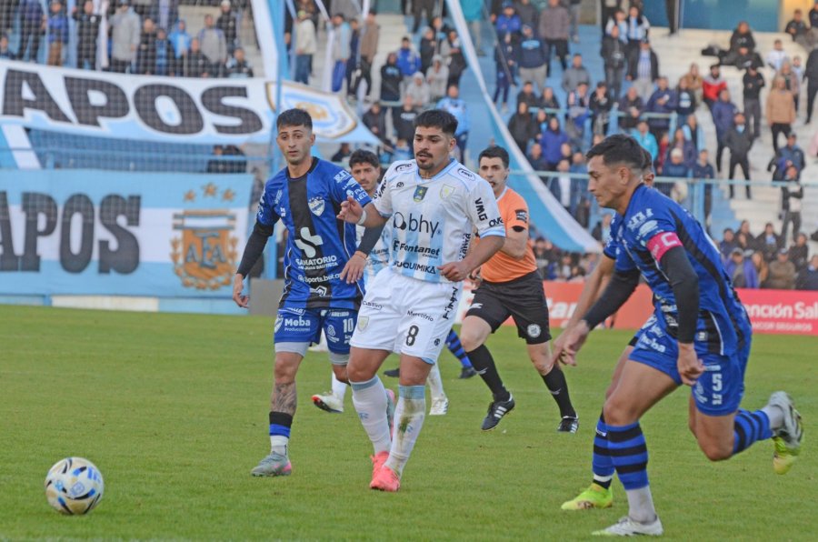 Flores mejor&oacute; en el segundo tiempo.
