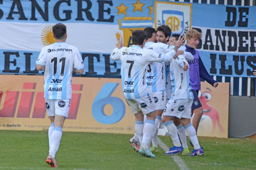 TODOS LOS ABRAZOS. Para Lucas Albertengo tras su gol.