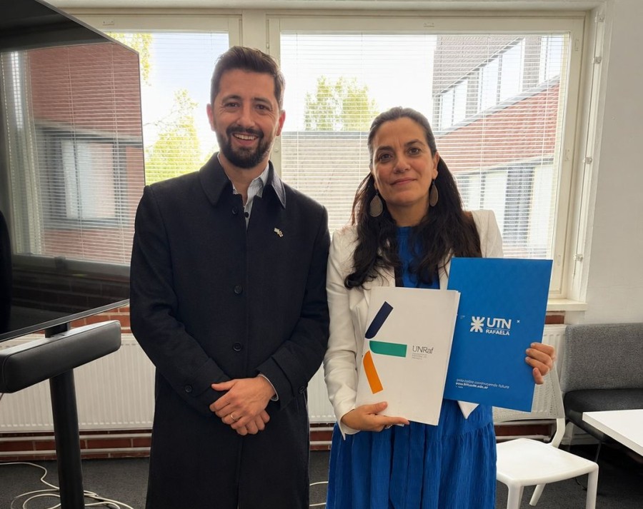 Senn hizo entrega formal de dos carpetas institucionales con informaci&oacute;n de la Universidad Nacional de Rafaela (UNRaf) y la Universidad Tecnol&oacute;gica Nacional (UTN).
