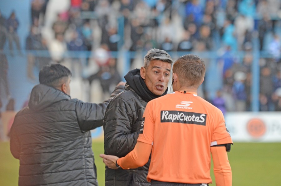 IV&Aacute;N JU&Aacute;REZ. / "Queremos jugar siempre mejor que el rival; a veces se excede en no arriesgar un poco m&aacute;s, pero valoramos que el equipo se sigue haciendo fuerte en casa".