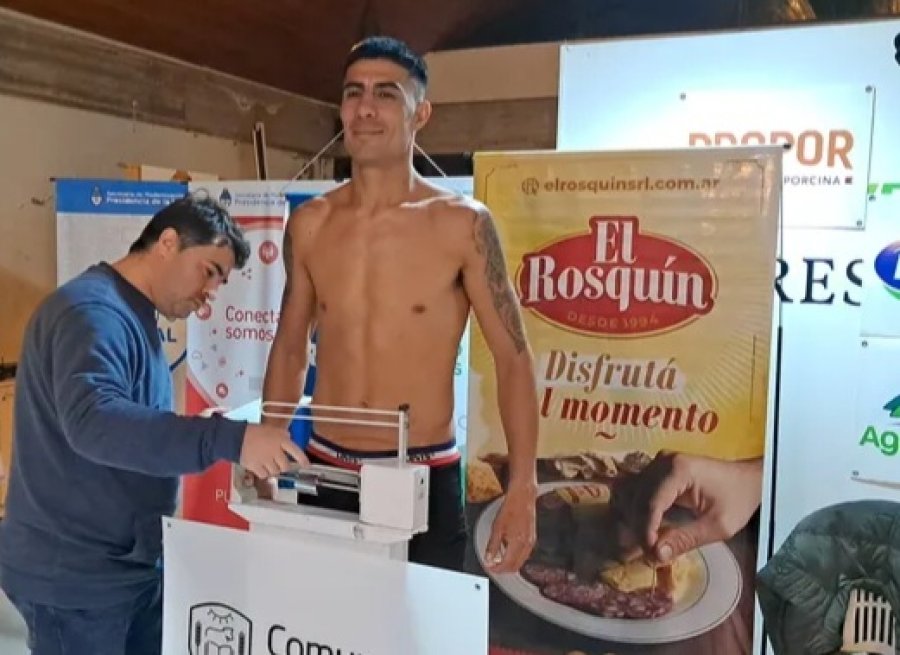 EN EL PESAJE. El rafaelino, en la previa a la velada realizada en Ramona.