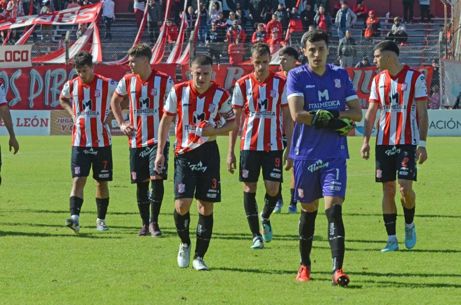 NO FUE EL DIA. 9 de Julio sufri&oacute; una expulsi&oacute;n y err&oacute; un penal que fueron la clave de la derrota.