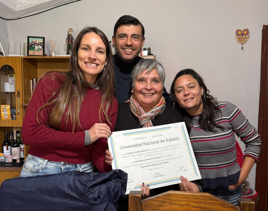 Paz Caruso, Maximiliano Postovit y Valeria Sotermam visitaron a Daniela Mendoza, quien obtuvo su t&iacute;tulo universitario.