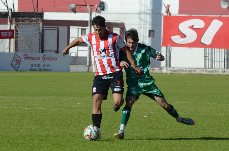 INTENTO. Santiago Varela avanza con el bal&oacute;n en la derrota juliense de este domingo.