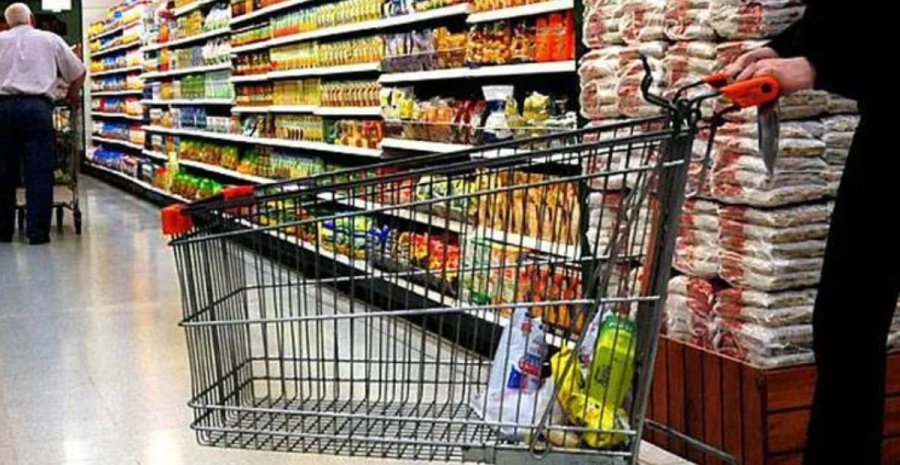 CAIDA DEL PODER ADQUISITIVO. Las compras de alimentos caen mientras crecen los gastos en impuestos y servicios.