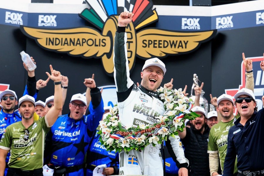 El sueco Felix Rosenqvist festeja su victoria en las tradicionales Indy 500.