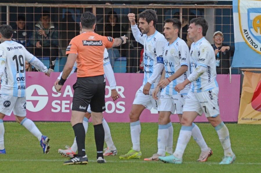 LUCAS ALBERTENGO MARC&Oacute; DE CABEZA UN GOLAZO PARA EL TRIUNFO ANTE MIDLAND