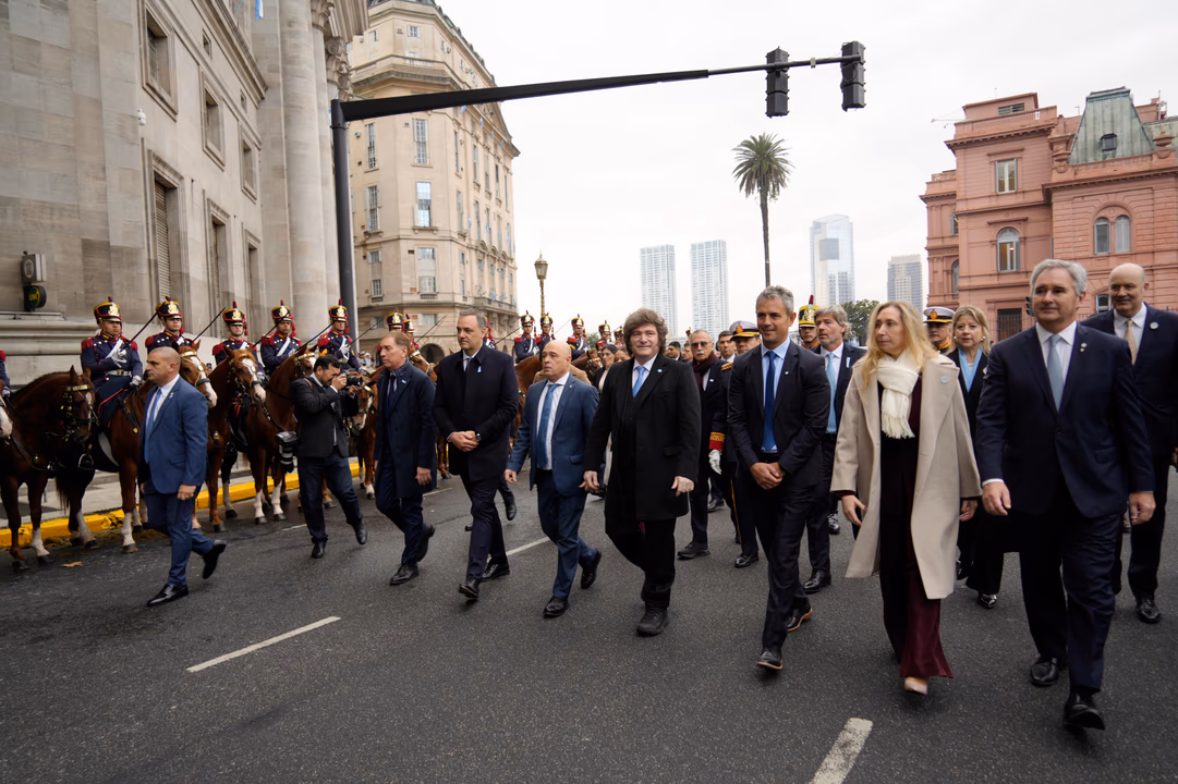 El presidente Javier Milei acompa&ntilde;ado por su equipo.