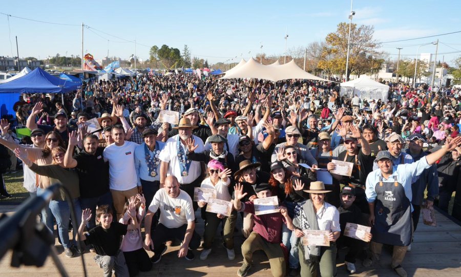 MULTITUDINARIA CELEBRACION. Miles de rafaelinos participaron de los festejos populares por el 25 de mayo en la ciclov&iacute;a de Estanislao del Campo.