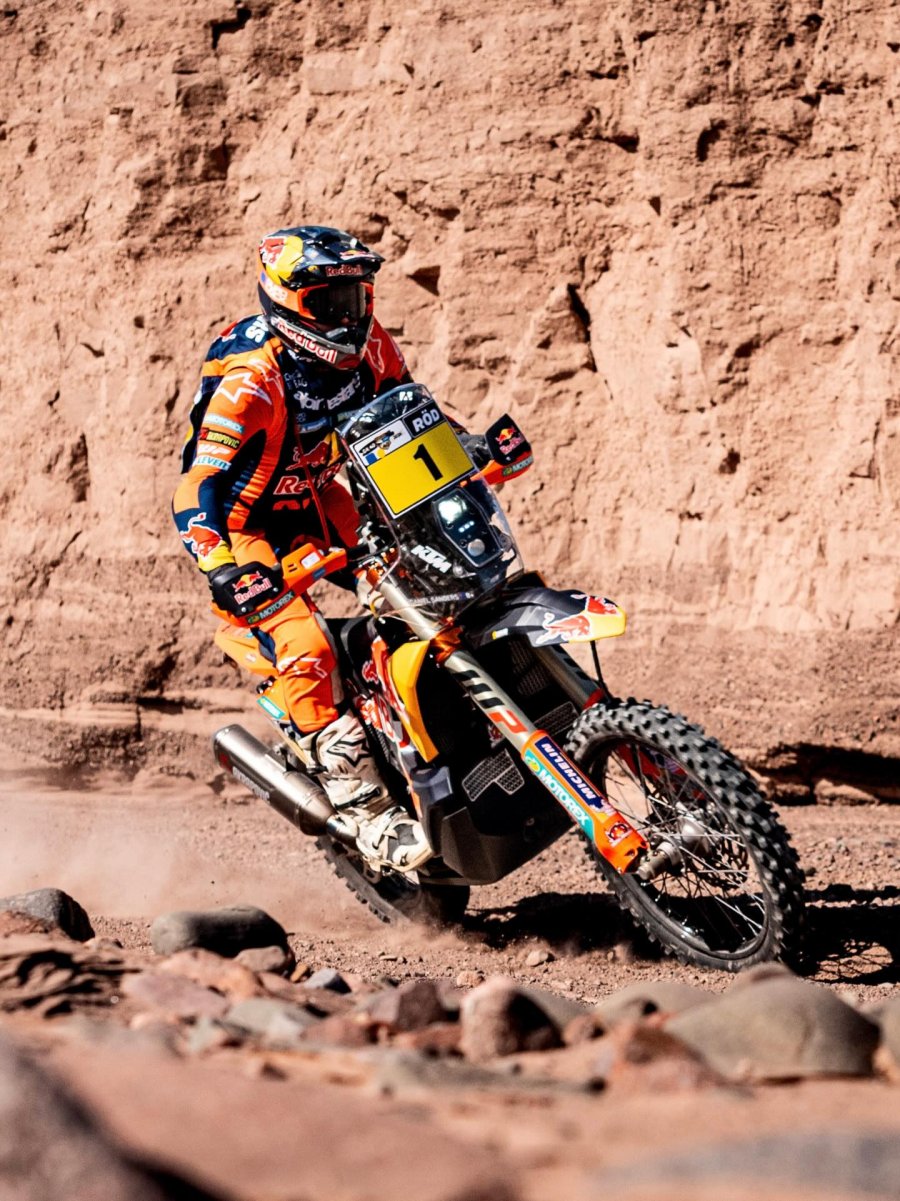 El australiano Daniel Sanders lidera en motos con la KTM.