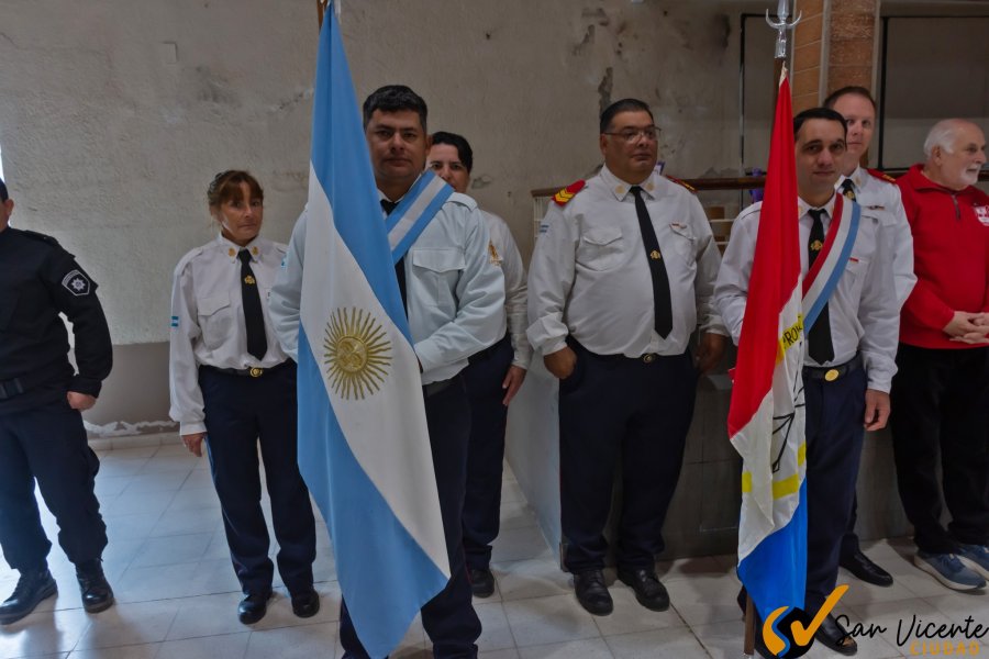 Las Banderas de las distintas instituciones presidieron el acto.
