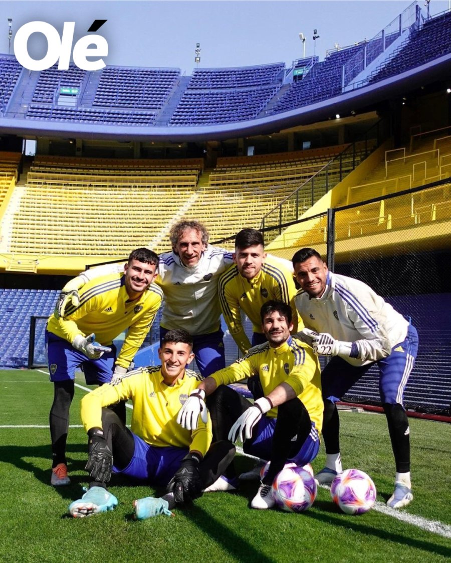 DOLOR. Foto de su &uacute;ltimo paso por el club, junto a los arqueros xeneizes.
