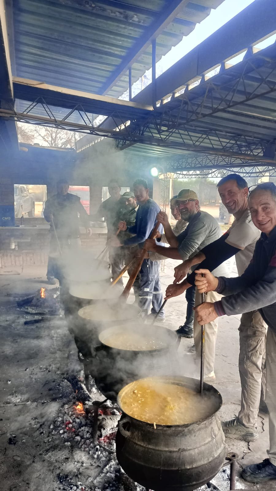 Voluntarios trabajando en la elaboraci&oacute;n de la exquisita  comida t&iacute;pica de nuestra tierra.