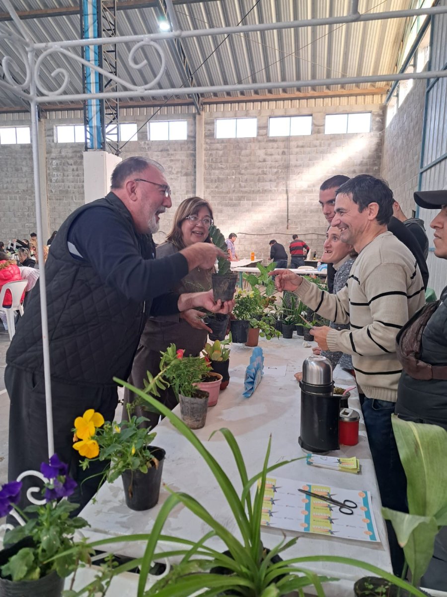 Oscar Mart&iacute;nez, intendente municipal, visitando el stand del Vivero.