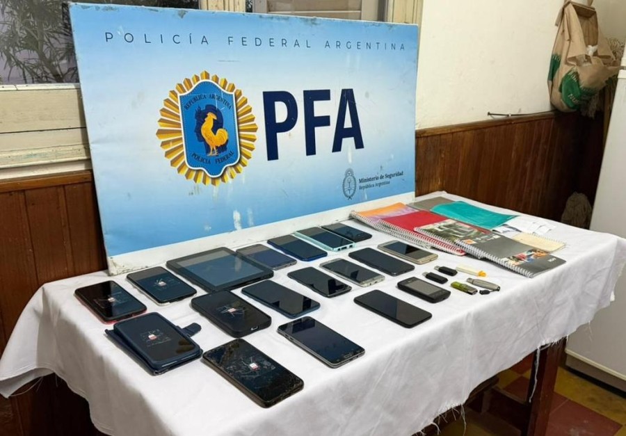 Los tel&eacute;fonos celulares incautados durante el operativo de Polic&iacute;a Federal en la vecina ciudad de San Vicente.