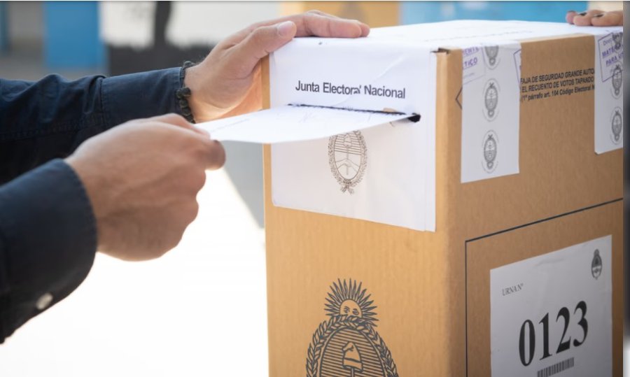 SONDEOS. A poco m&aacute;s de un a&ntilde;o de las elecciones generales, Milei lograr&iacute;a un 37% de adhesiones, pero un 61,5% prefiere &ldquo;buscar un cambio a lo que ocurre en el pa&iacute;s&rdquo;.