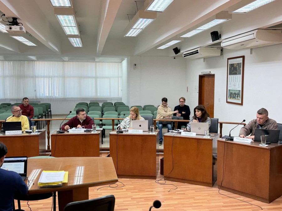 Los  bloques de concejales de Unidos y de La Libertad Avanza durante la reuni&oacute;n de comisiones de este martes. (FOTO PRENSA CONCEJO)