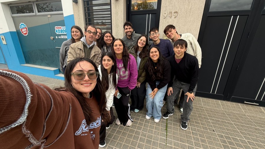 Los voluntarios de la Asociaci&oacute;n Incluirnos en plena campa&ntilde;a solidaria del abrigo.