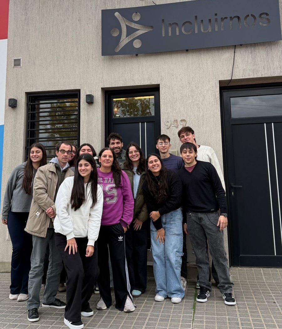 Ayudar, la consigna de los j&oacute;venes que creen en el valor de la solidaridad para transformar la ciudad. (FOTO INCLUIRNOS)