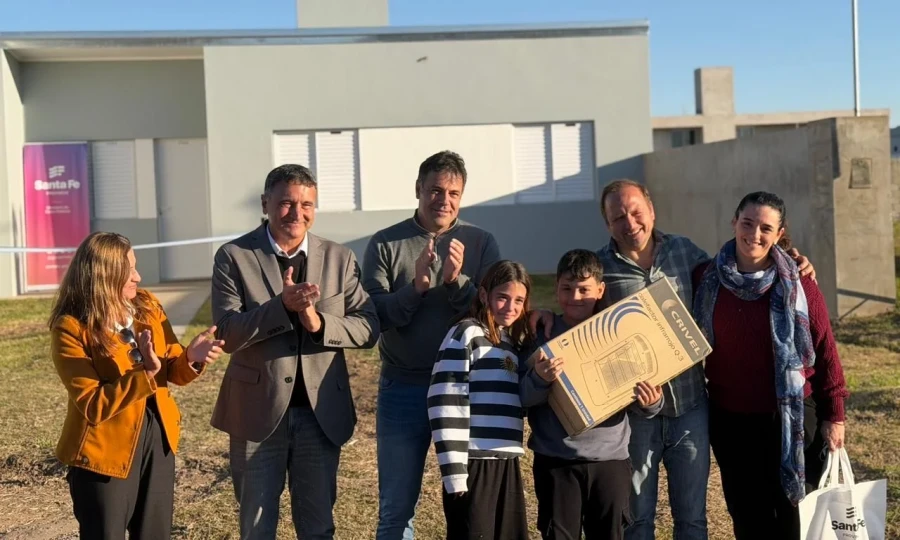 Autoridades y adjudicatarios celebrando el logro.