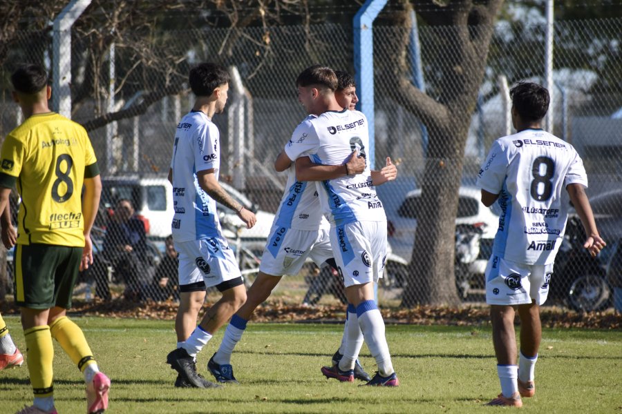 SUMANDO PARTIDOS. Los chicos celestes viajan a Rosario.