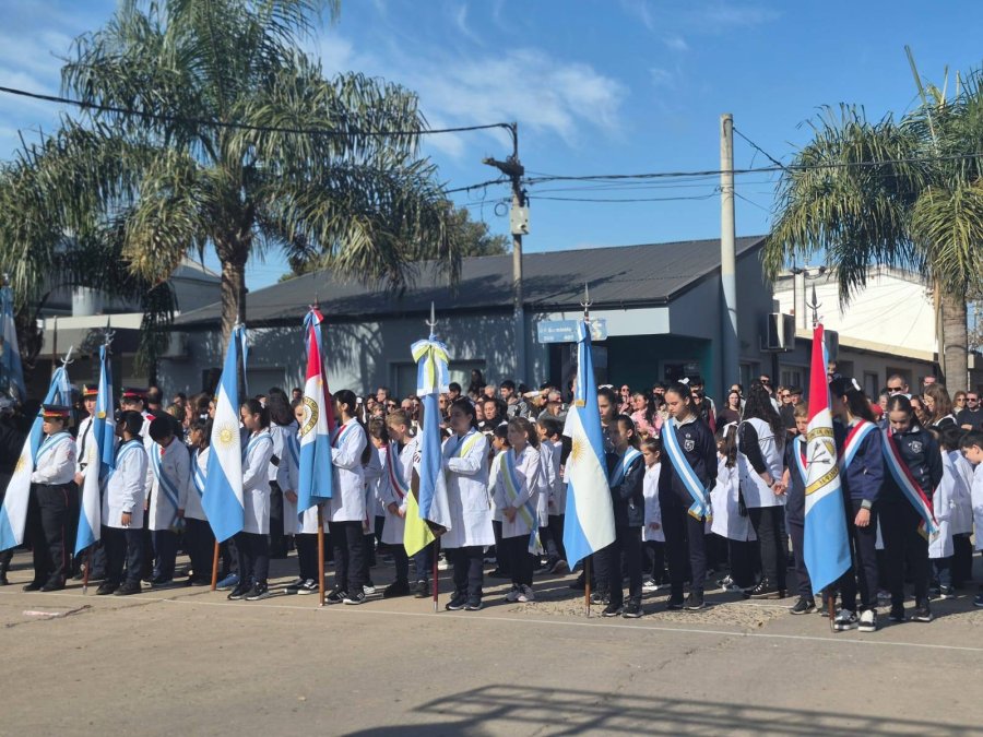 Abanderados y escoltas de establecimientos de nivel primario.