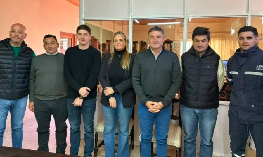 Paarticipantes en la ceremonia de apertura de ofertas.
