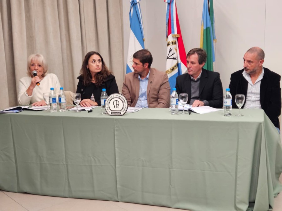 Norma Bessone, Patricia Imoberdorf, Leonardo Alassia, Carlos De Lorenzi y Pablo Riva durante el lanzamiento de la nueva edici&oacute;n del Seminario de la Industria Lechera.