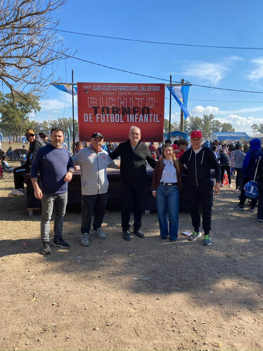 EN EL AUTODROMO. Alcides Calvo y B&aacute;rbara Chivallero junto a Heriberto Passarino, Carlos Trullet y Jorge Muriel.