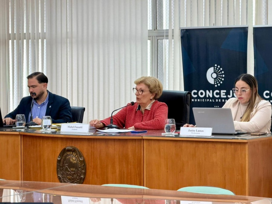 Como ya es tradicional, tras la apertura de la presidenta del Concejo, Mabel Fossatti y el izamiento de la bandera, esta vez a cargo de Mar&iacute;a Paz Caruso, comenz&oacute; la sesi&oacute;n de este jueves.
